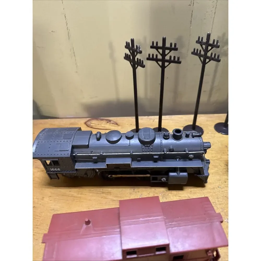 Vintage Train Set Track Engine Cars And Accessories